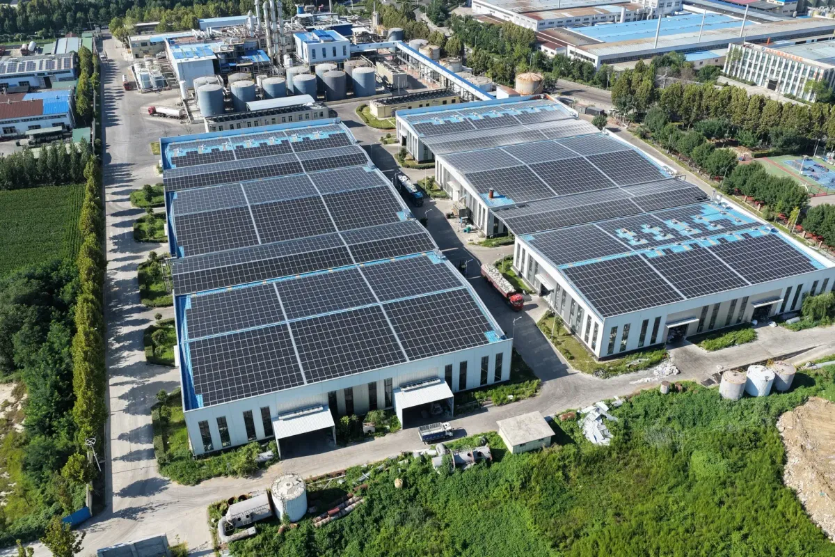山东长兴环保DOTP增塑剂工厂厂后航拍图，可见太阳能板与生产车间