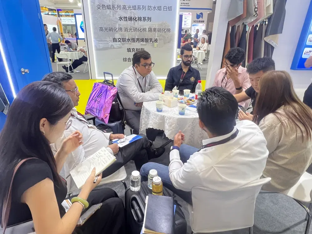 Shandong Changxing team in a round-table discussion with Indian leather customers at the exhibition
