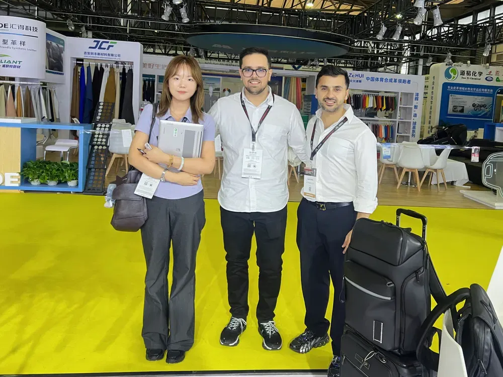 Shandong Changxing team's first contact with procurement representatives of Indian leather factories at the exhibition