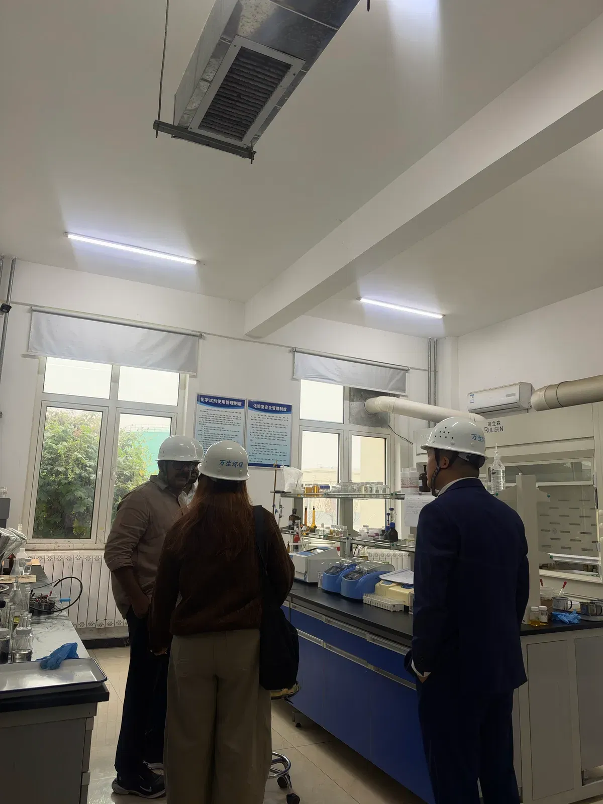 Indian PVC coir mat customer reviewing DOTP quality control tests in the Wansheng analytical laboratory