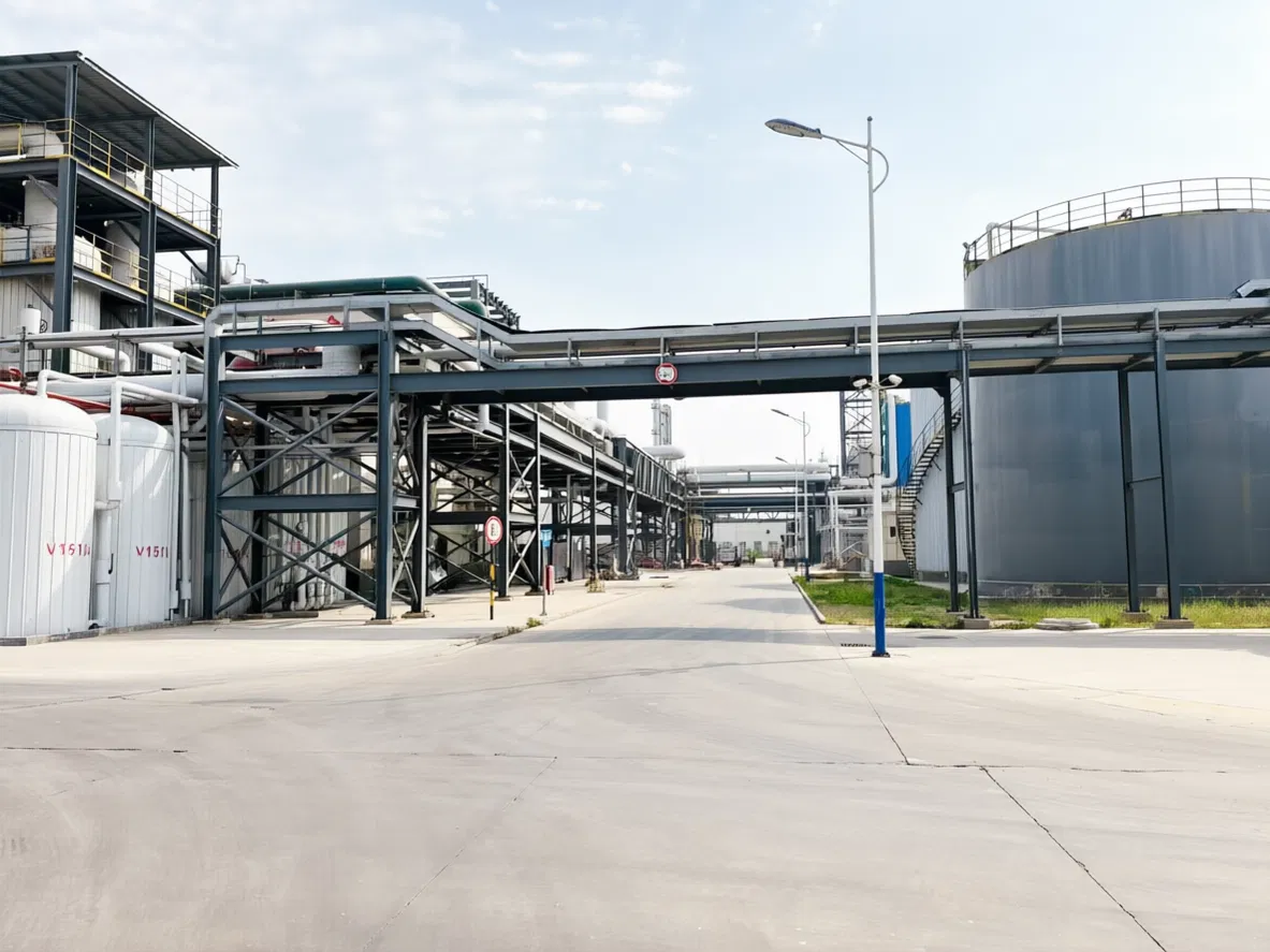 Chemical plant storage tanks and piping 鈥?MEG production facility for deicing-grade ethylene glycol