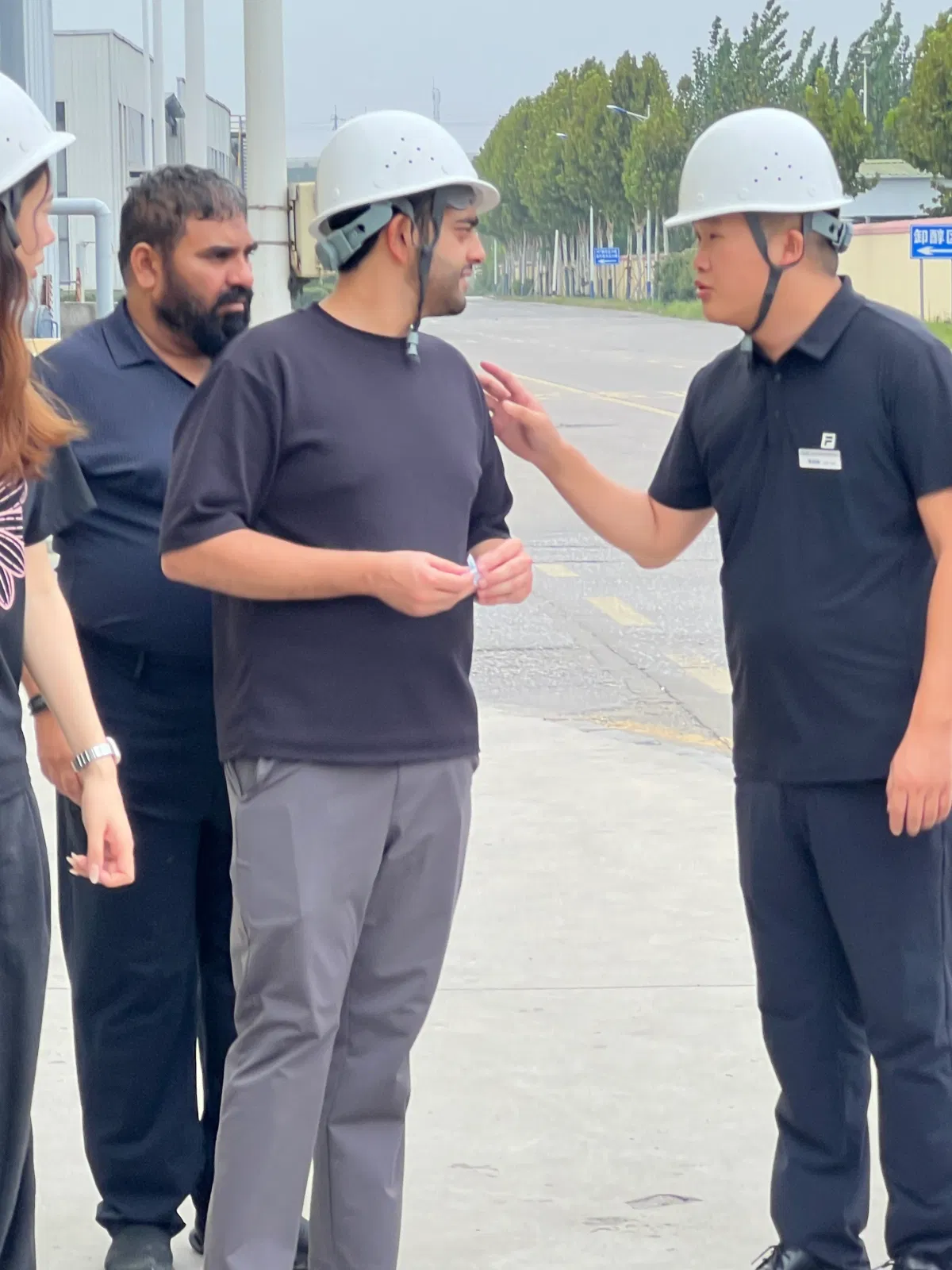 Shandong Changxing logistics team explaining 100-ton monthly DOTP plasticizer flexitank shipping capacity to a Pakistani buyer
