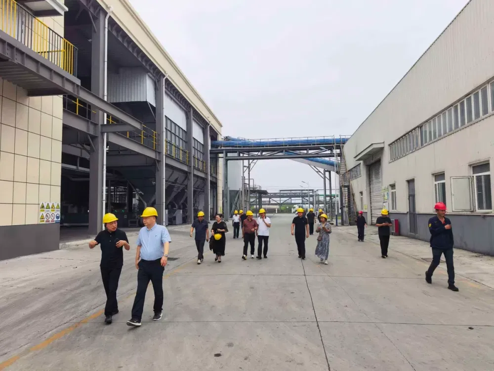 到访客户在万生 DOTP 厂区各装置之间的加工道路上参观