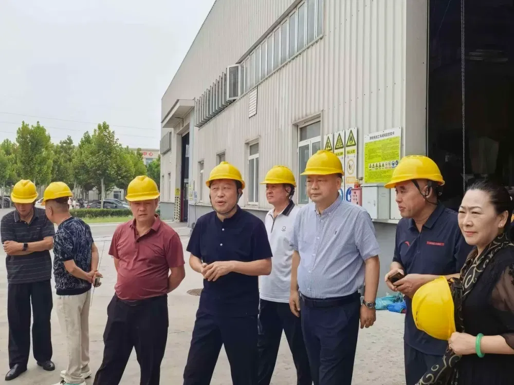 山东长兴团队带领到访中国客户从万生 DOTP 厂区原料车间走出