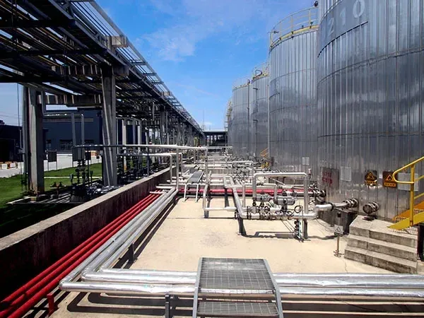 Outdoor pipeline system connecting to large storage tanks