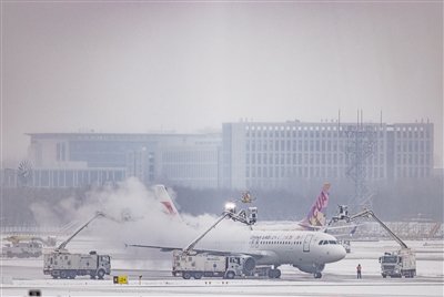 北京大兴国际机场冬季飞机除冰除雪作业